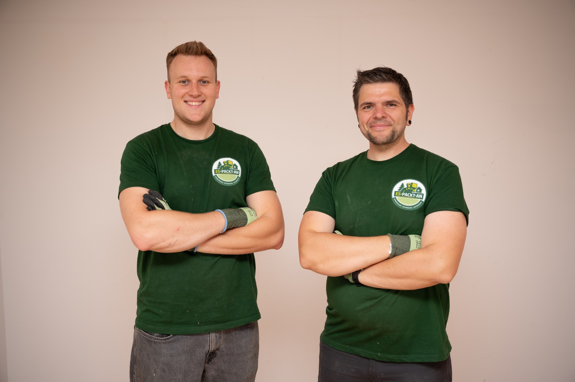 Das Team von ES-PACKT-AN in Arbeitskleidung mit Firmenlogo